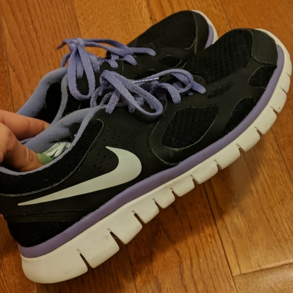 Purple and black nike free run 2 shoes - Picture 2 of 8